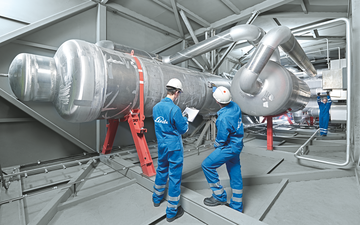 Linde PLANTSERV, performance, reliabilty. Employees working inside a coldbox at the Schalchen Cryogenic plant.