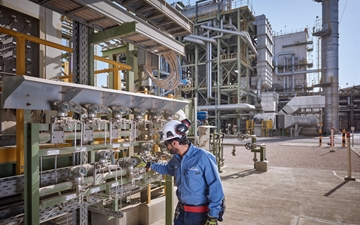 Linde PLANTSERV reliabilty, maintenance, repairs, emergencies, Linde engineer controlling at a Hydrogen and Synthesis gas plant, Al Jubail, Saudi Arabia.