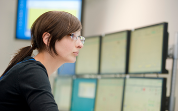 Linde employee at the Remote Operations Center in Leuna, Germany.