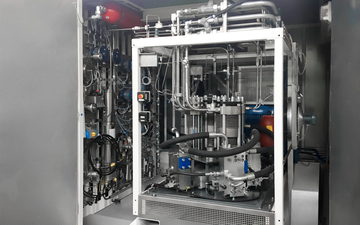 In five steps, the ionic compressor, which is built in Dalian, compresses gaseous hydrogen to 100 MPa. 