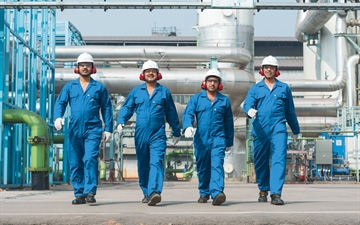 Linde PLANTSERV, operational support, Linde employees walking at a plant