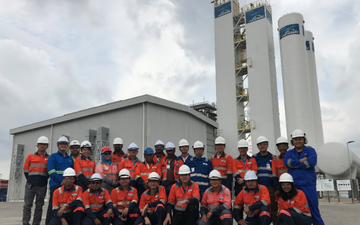 Linde Plant Relocation The international team at the new location in Malaysia after the plant relocation of an air separation unit (ASU) from China (LINDE PLANTSERV®).